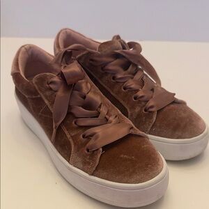 Steve Madden BERTIE – V platform sneaker size 6B, ribbon shoelaces in pink rose.